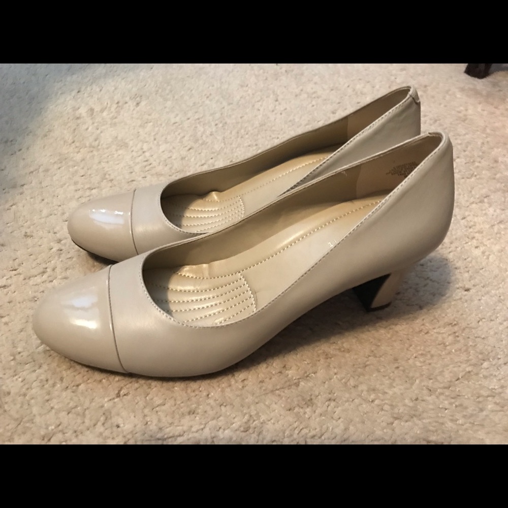 Easy Spirit beige heels Size 9